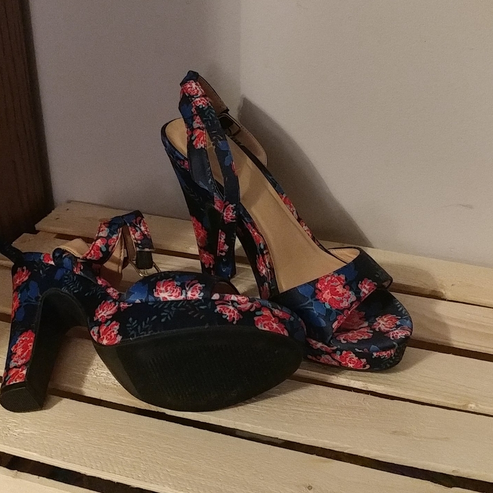 👠Nicole Miller heel 👠 - Picture 2 of 7